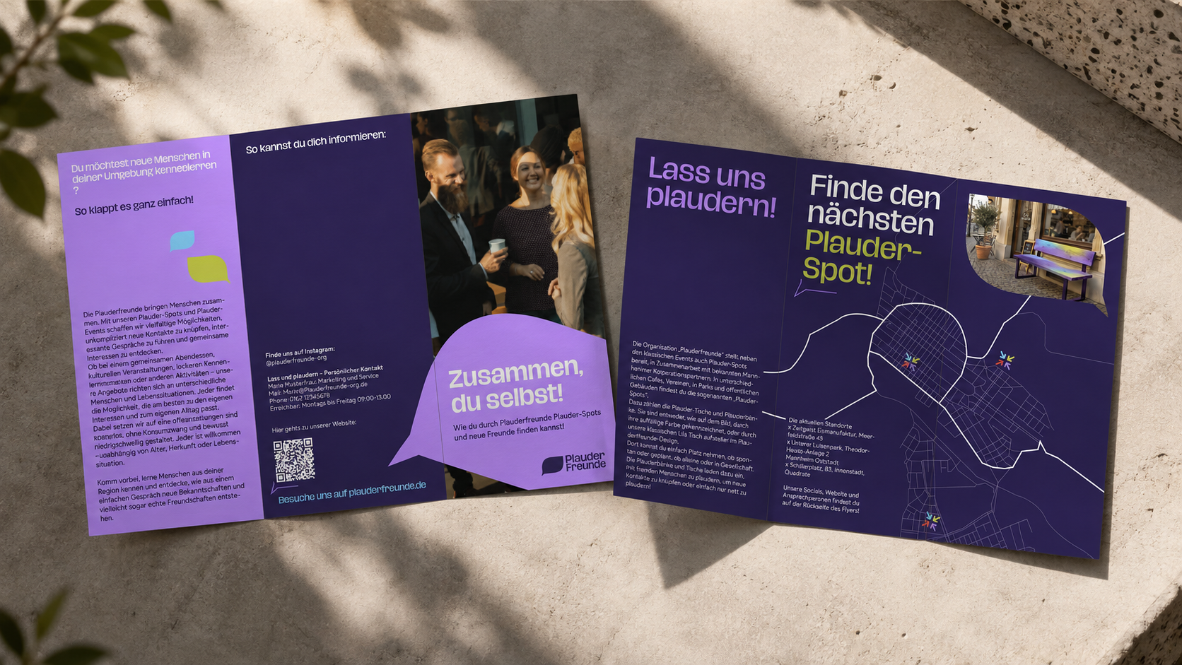 Analoges Plauderfreunde Flyer-Mockup fuer die aeltere Zielgruppe